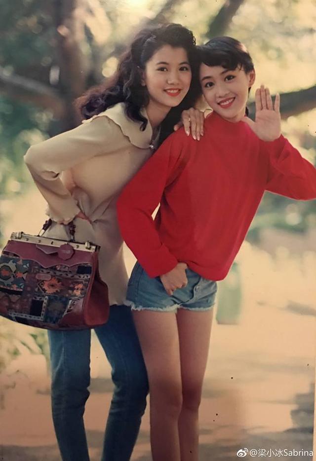 袁詠儀「與梁小冰28年前合照」曝光!一個溫婉甜美,一個高挑氣質「美得難分上下」各有千秋
