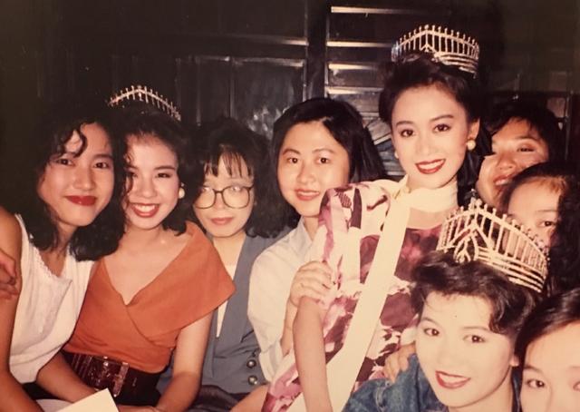 袁詠儀「與梁小冰28年前合照」曝光!一個溫婉甜美,一個高挑氣質「美得難分上下」各有千秋