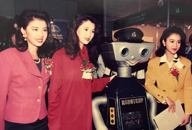 袁詠儀「與梁小冰28年前合照」曝光!一個溫婉甜美,一個高挑氣質「美得難分上下」各有千秋