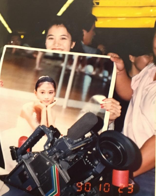 袁詠儀「與梁小冰28年前合照」曝光!一個溫婉甜美,一個高挑氣質「美得難分上下」各有千秋