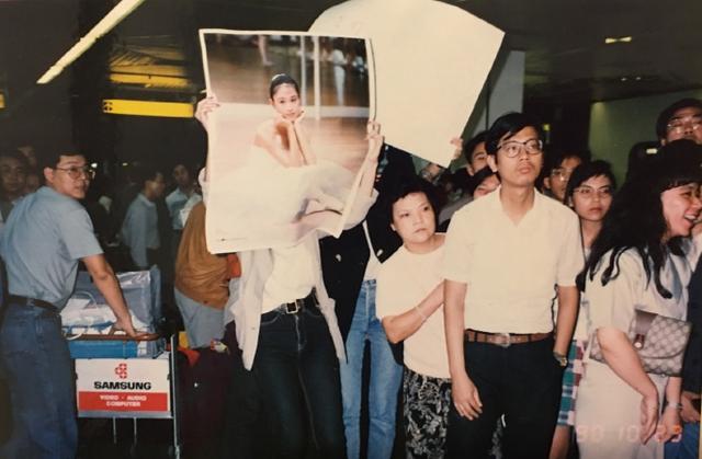 袁詠儀「與梁小冰28年前合照」曝光!一個溫婉甜美,一個高挑氣質「美得難分上下」各有千秋