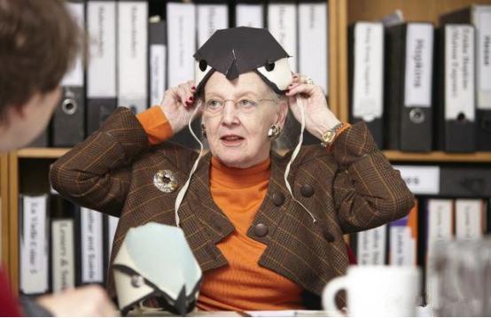 丹麥女王迎80大壽卻超調皮!身高180公分「五官精緻如明星」穿搭比英女王時尚 與丈夫相愛一生「成童話般佳話」