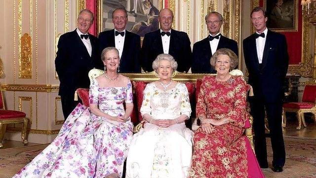 丹麥女王迎80大壽卻超調皮!身高180公分「五官精緻如明星」穿搭比英女王時尚 與丈夫相愛一生「成童話般佳話」