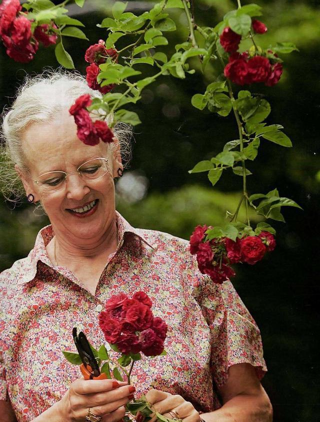 丹麥女王迎80大壽卻超調皮!身高180公分「五官精緻如明星」穿搭比英女王時尚 與丈夫相愛一生「成童話般佳話」