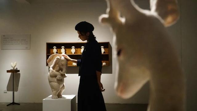 不上班不讀書！少女畢業「宅11年做手工藝」前3年零收入　老公最早發現天賦「督促她必須前進」今揚名海外