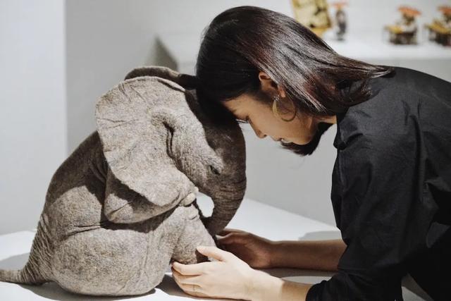 不上班不讀書！少女畢業「宅11年做手工藝」前3年零收入　老公最早發現天賦「督促她必須前進」今揚名海外