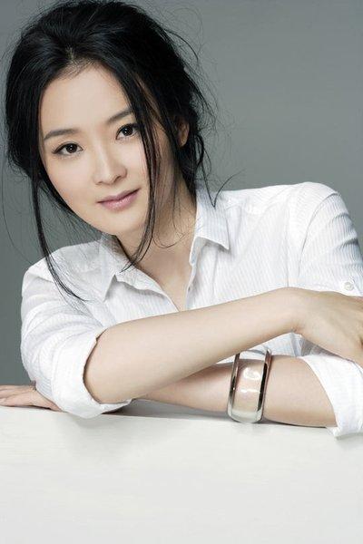 23歲嫁豪門當後媽！跪地「給皇族婆婆洗腳」　被親兒罵豬頭「今重拾事業」活出自己 
