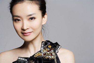 23歲嫁豪門當後媽！跪地「給皇族婆婆洗腳」　被親兒罵豬頭「今重拾事業」活出自己 