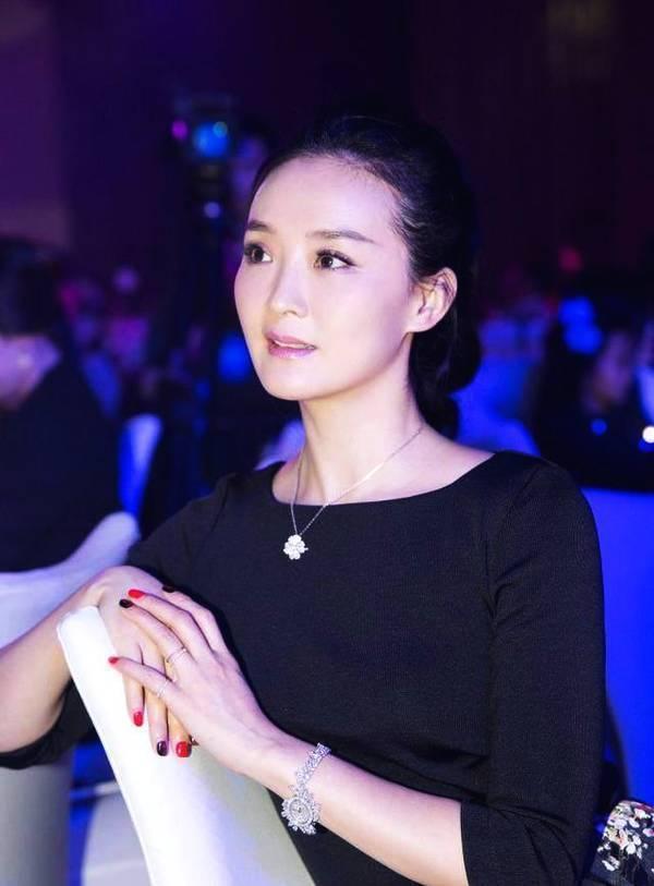 23歲嫁豪門當後媽！跪地「給皇族婆婆洗腳」　被親兒罵豬頭「今重拾事業」活出自己 