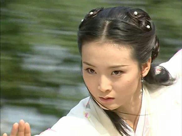 23歲嫁豪門當後媽！跪地「給皇族婆婆洗腳」　被親兒罵豬頭「今重拾事業」活出自己 