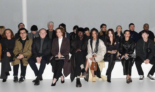 宋慧喬最新清涼大片罕見翻車!「緊身背心+鉛筆裙」美出新高度,往下一看卻被雙「醜鞋搶鏡」 :神顏都救不了