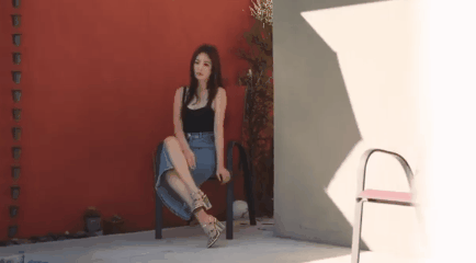 宋慧喬最新清涼大片罕見翻車!「緊身背心+鉛筆裙」美出新高度,往下一看卻被雙「醜鞋搶鏡」 :神顏都救不了