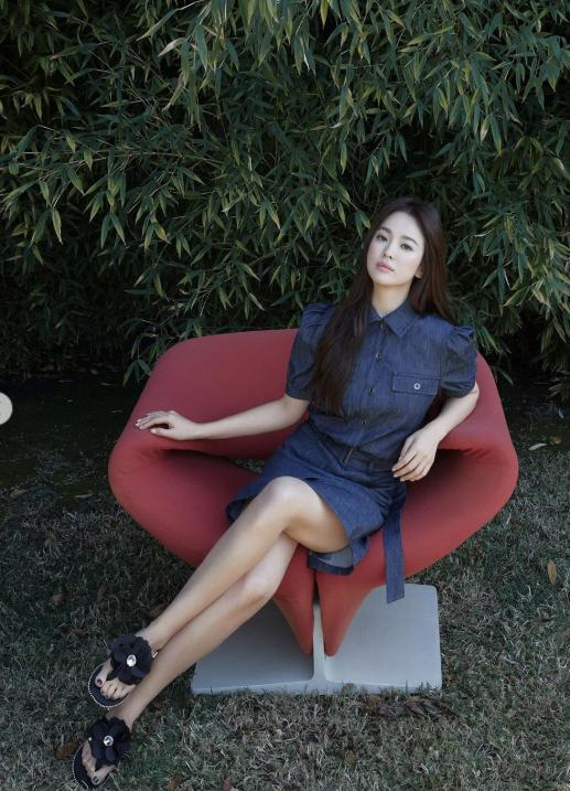 宋慧喬最新清涼大片罕見翻車!「緊身背心+鉛筆裙」美出新高度,往下一看卻被雙「醜鞋搶鏡」 :神顏都救不了