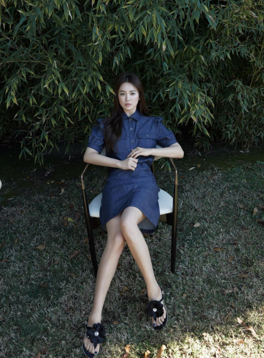 宋慧喬最新清涼大片罕見翻車!「緊身背心+鉛筆裙」美出新高度,往下一看卻被雙「醜鞋搶鏡」 :神顏都救不了