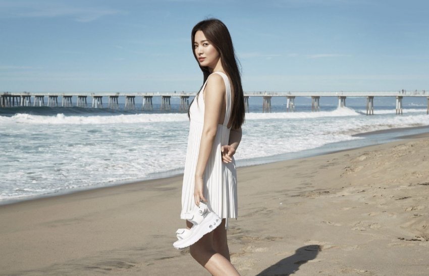 宋慧喬最新清涼大片罕見翻車!「緊身背心+鉛筆裙」美出新高度,往下一看卻被雙「醜鞋搶鏡」 :神顏都救不了