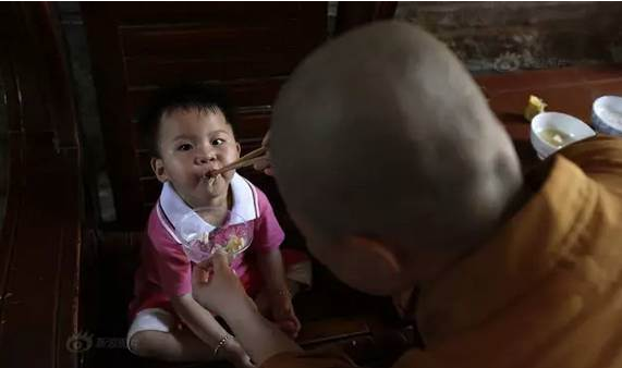 人間「活菩薩」!61歲老尼姑收養30個「嬰兒」 負擔超重不言苦,大師:孩子與我有緣