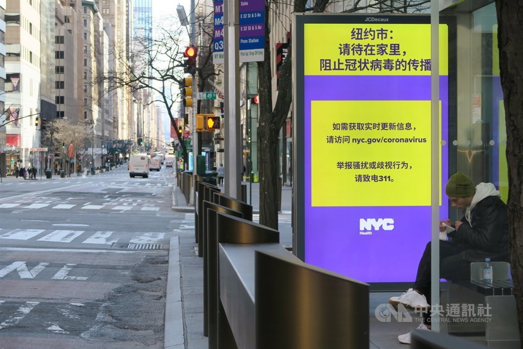 認真女人最美麗！仙女藥師「櫃台認真包口罩」畫面迷倒2萬人　網起底IG「私底下更漂亮」：身材也極品