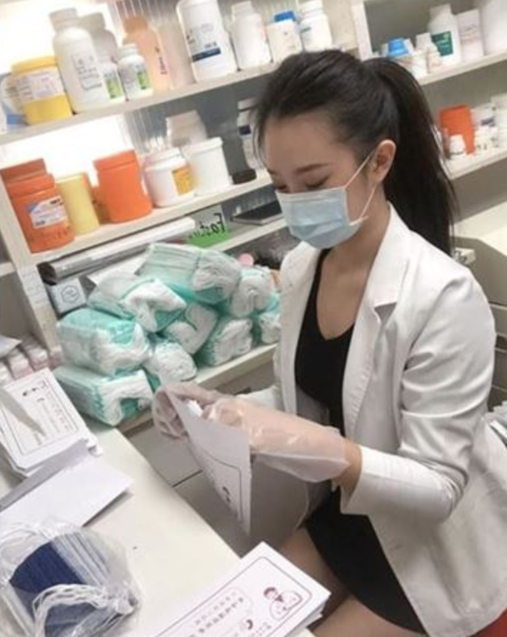 認真女人最美麗！仙女藥師「櫃台認真包口罩」畫面迷倒2萬人　網起底IG「私底下更漂亮」：身材也極品