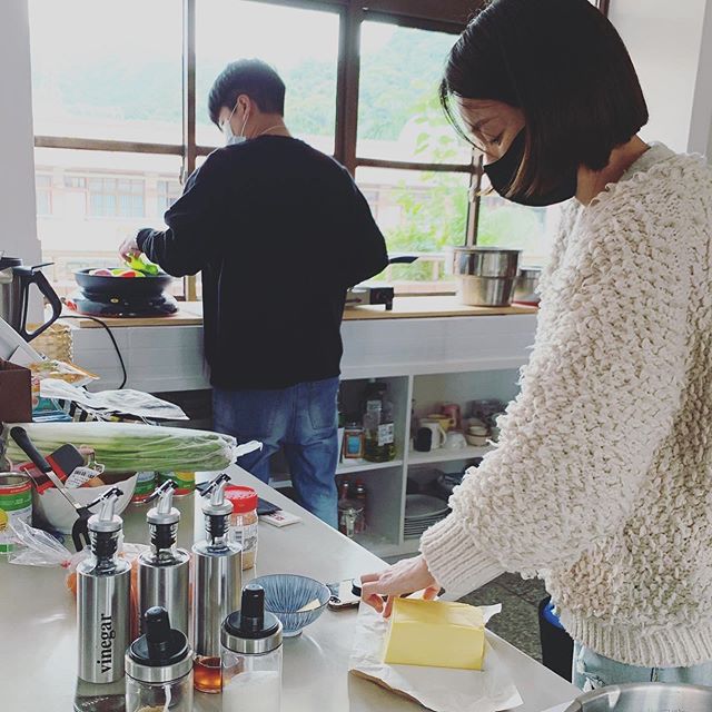 不拿一分酬勞！六月自願「到學校煮飯」給孩子們吃　秀出超強廚藝喜喊：「準備轉行了」