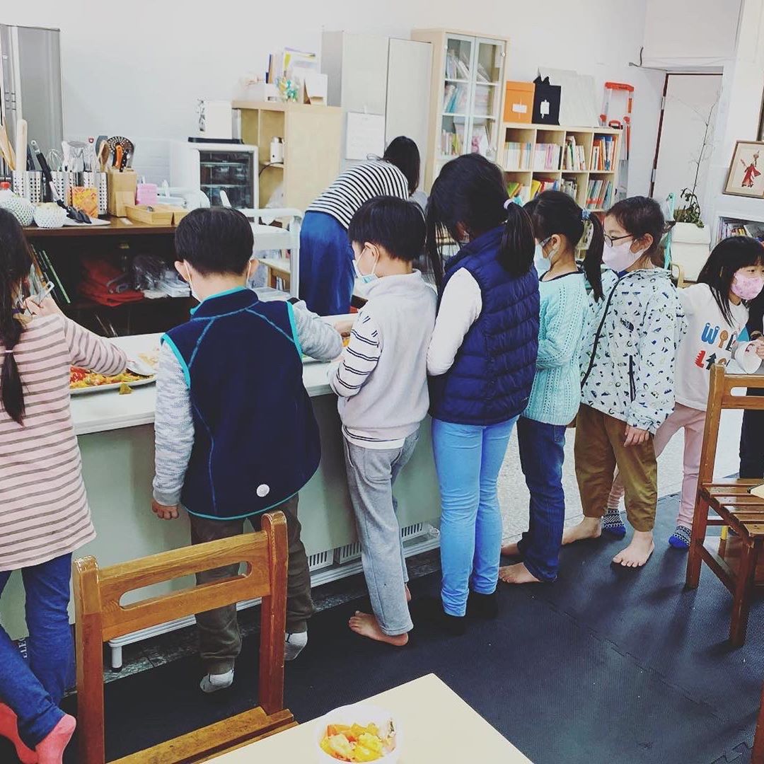 不拿一分酬勞！六月自願「到學校煮飯」給孩子們吃　秀出超強廚藝喜喊：「準備轉行了」