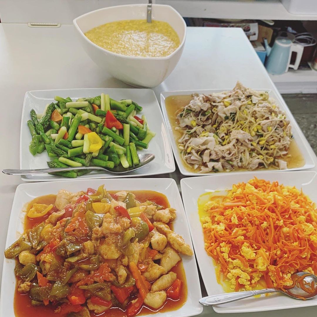 不拿一分酬勞！六月自願「到學校煮飯」給孩子們吃　秀出超強廚藝喜喊：「準備轉行了」