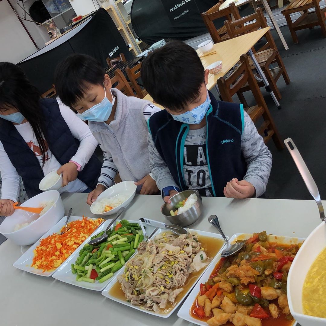 不拿一分酬勞！六月自願「到學校煮飯」給孩子們吃　秀出超強廚藝喜喊：「準備轉行了」