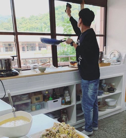 不拿一分酬勞！六月自願「到學校煮飯」給孩子們吃　秀出超強廚藝喜喊：「準備轉行了」