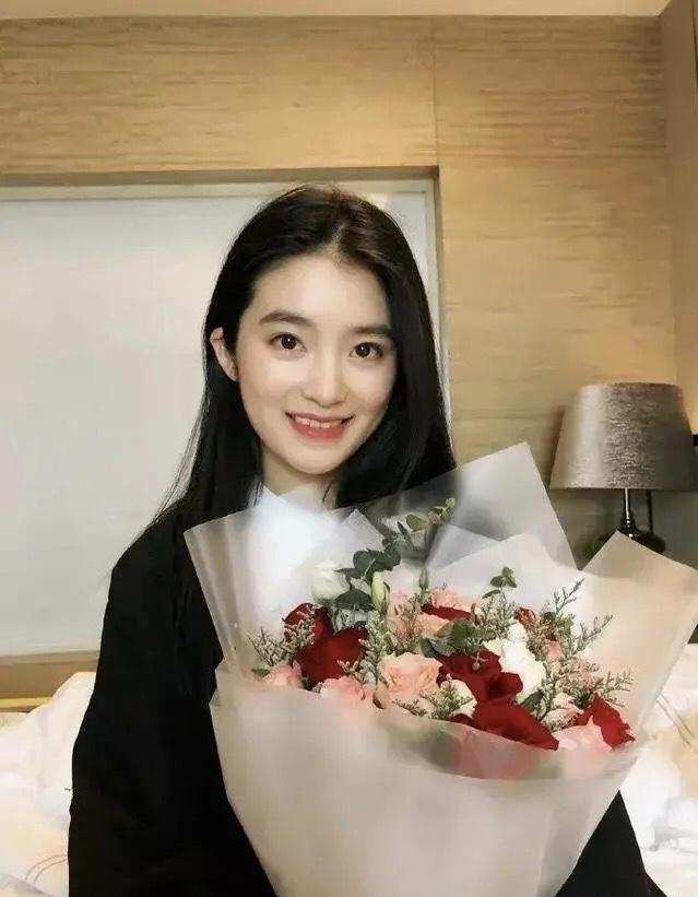 比親生女兒還像!17歲少女美貌「被封林青霞第二」 眉眼英氣「完美複製」 50年一遇神顏後繼有人