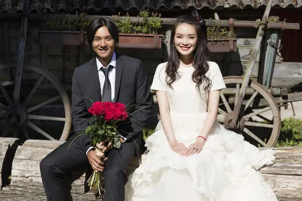 20年好友變夫妻！女星「結婚7年罕放閃」畫面藏驚喜　「一家四口甜翻」最低調一對