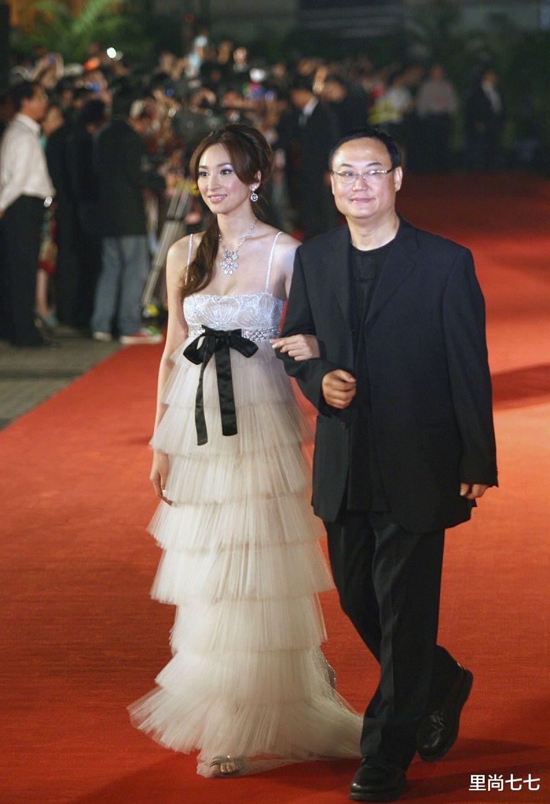 吳佩慈「剪八字劉海」撞衫梁洛施輸太多!「同穿公主蛋糕裙」氣質卻天壤之別,網友:選對髮型太重要