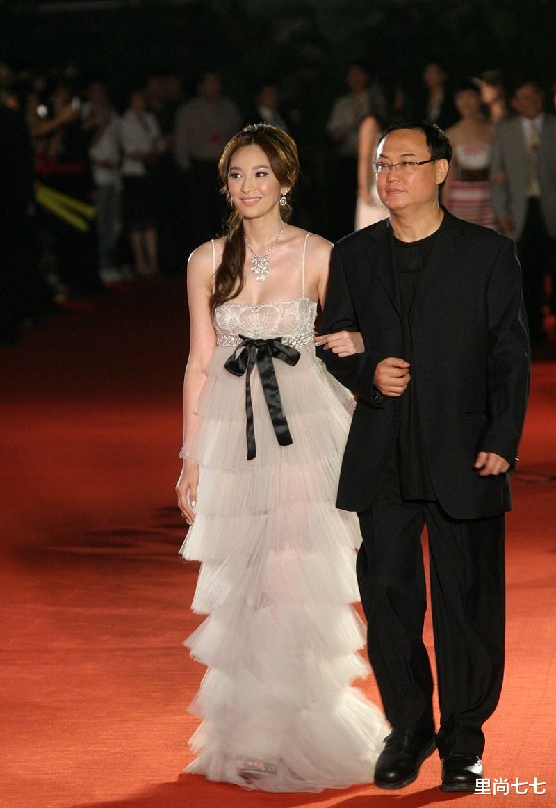 吳佩慈「剪八字劉海」撞衫梁洛施輸太多!「同穿公主蛋糕裙」氣質卻天壤之別,網友:選對髮型太重要