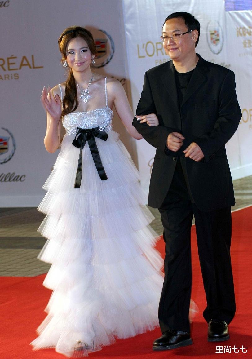 吳佩慈「剪八字劉海」撞衫梁洛施輸太多!「同穿公主蛋糕裙」氣質卻天壤之別,網友:選對髮型太重要