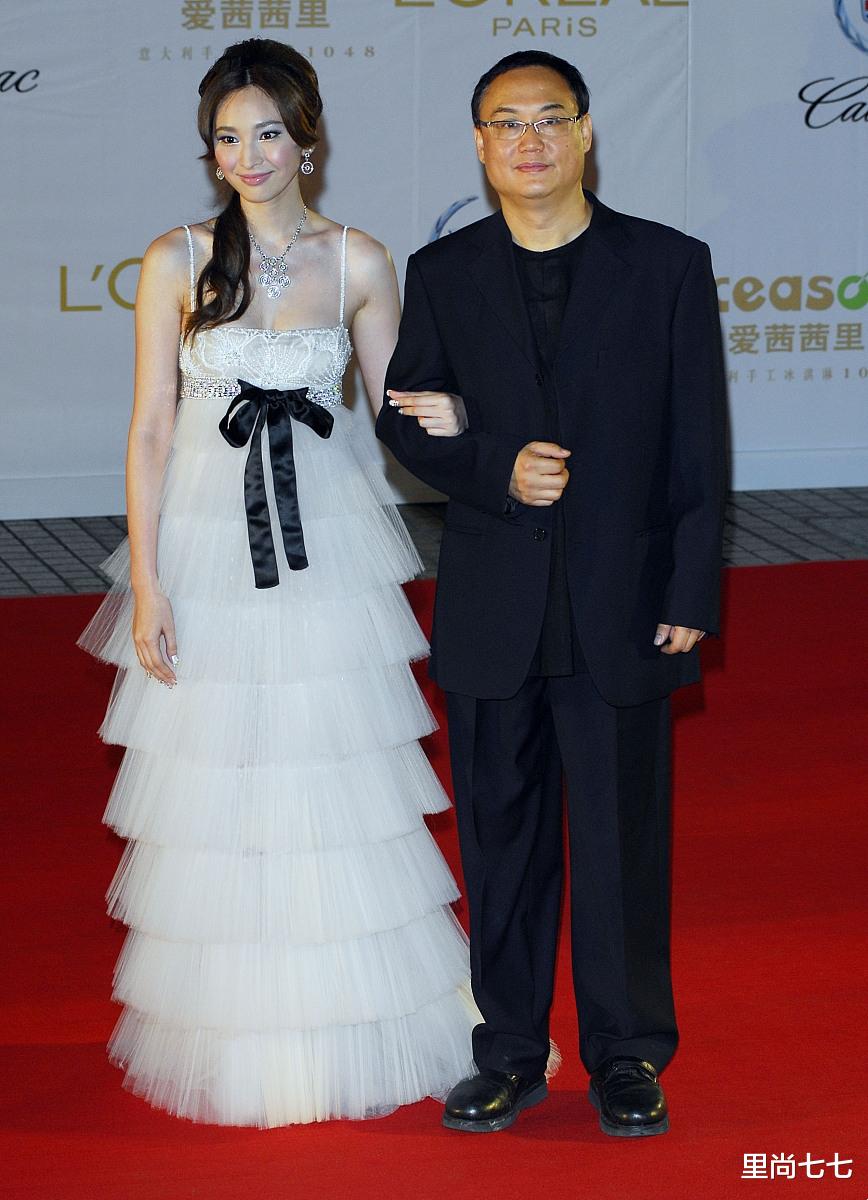 吳佩慈「剪八字劉海」撞衫梁洛施輸太多!「同穿公主蛋糕裙」氣質卻天壤之別,網友:選對髮型太重要