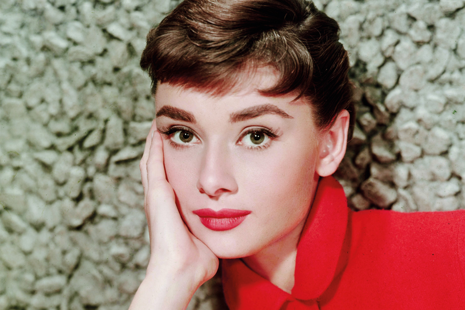 傳奇女神的基因就是強!奧黛麗赫本孫女「登上時尚雜誌封面」 空靈五官「完美複製祖母顏值」美到屏息