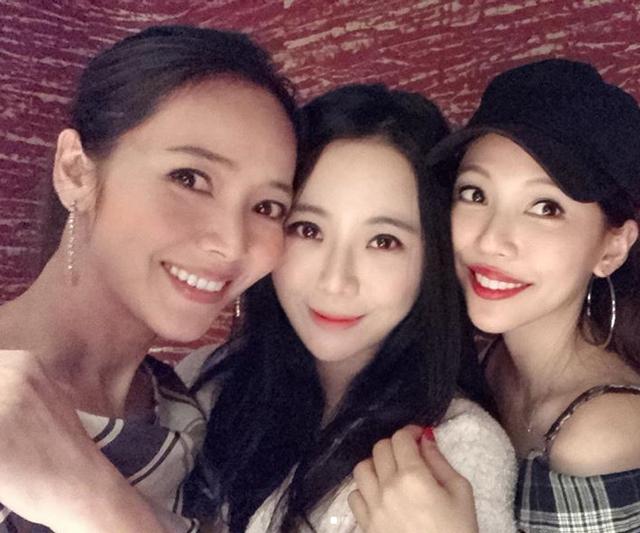 滿屏高顏值!王力宏老婆李靚蕾慶生,穿露肩衫身材太吸睛 「 侯佩岑江佩蓉同框比美」被狂讃超養眼