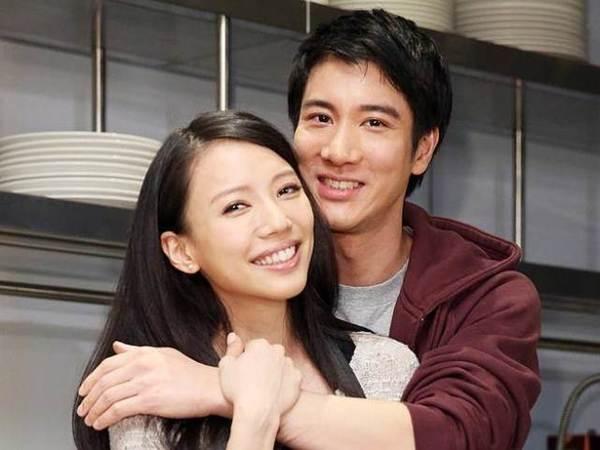 滿屏高顏值!王力宏老婆李靚蕾慶生,穿露肩衫身材太吸睛 「 侯佩岑江佩蓉同框比美」被狂讃超養眼