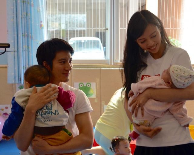 滿屏高顏值!王力宏老婆李靚蕾慶生,穿露肩衫身材太吸睛 「 侯佩岑江佩蓉同框比美」被狂讃超養眼