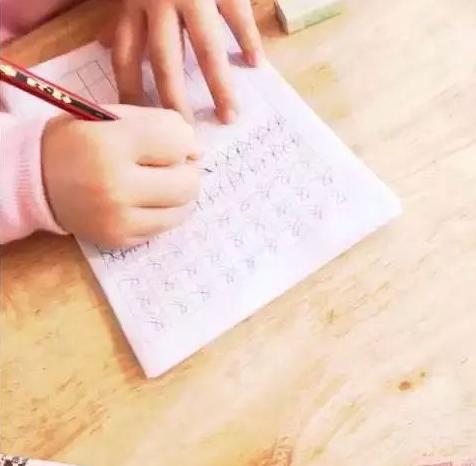 兒子字跡工整宛如「印刷體」，爸爸卻愁眉不展，網友：換誰也笑不出來