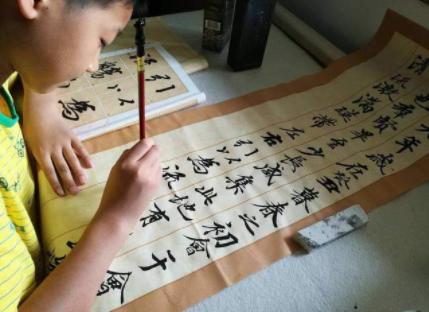 兒子字跡工整宛如「印刷體」，爸爸卻愁眉不展，網友：換誰也笑不出來