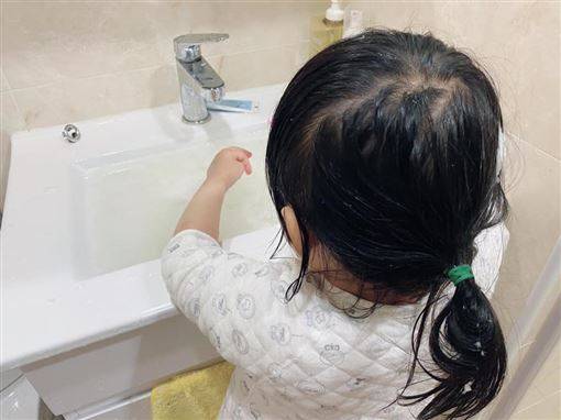 孩子突然變安靜！媽媽衝進廁所「見女兒在煮湯」奶音問：要喝嗎　拿湯勺一撈傻眼「誰來救救我」