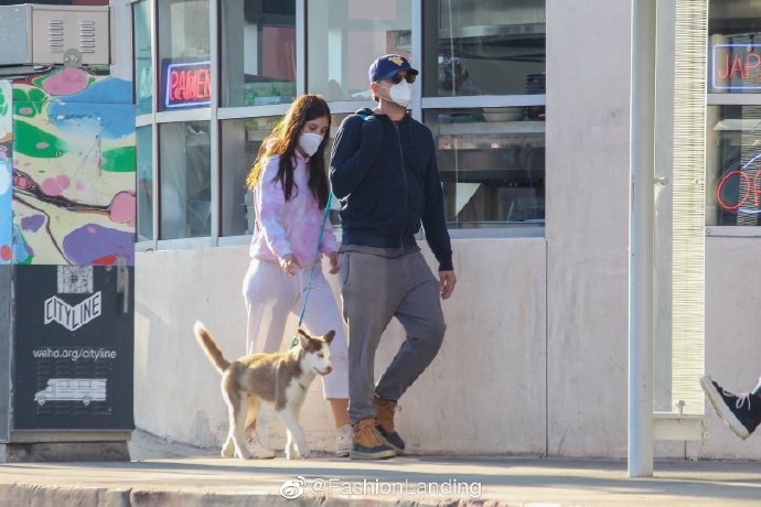 45歲「小李子」萊昂納多久違出街!與22歲模特女友「同行遛狗感情持續升溫」難掩甜蜜