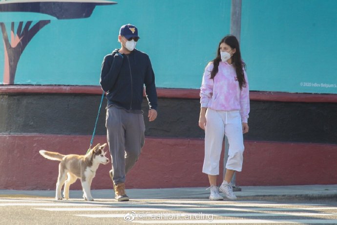 45歲「小李子」萊昂納多久違出街!與22歲模特女友「同行遛狗感情持續升溫」難掩甜蜜