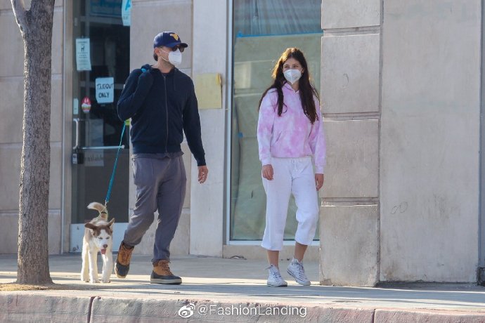 45歲「小李子」萊昂納多久違出街!與22歲模特女友「同行遛狗感情持續升溫」難掩甜蜜