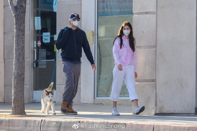 45歲「小李子」萊昂納多久違出街!與22歲模特女友「同行遛狗感情持續升溫」難掩甜蜜