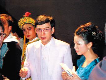 台語歌王當年紅透半邊天「跨行主持奪金鐘」卻一時迷失　欠上千萬債「人間蒸發多年」有家歸不淂