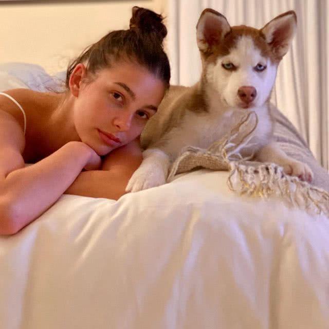 45歲「小李子」萊昂納多久違出街!與22歲模特女友「同行遛狗感情持續升溫」難掩甜蜜