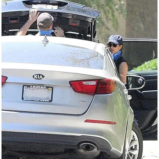 哈利王子跟著梅根送外賣!「累到眼神獃滯」梅根忙拍後背哄他,一件T恤連穿幾天都沒換:享受樸素平民生活