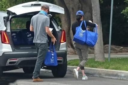 哈利王子跟著梅根送外賣!「累到眼神獃滯」梅根忙拍後背哄他,一件T恤連穿幾天都沒換:享受樸素平民生活