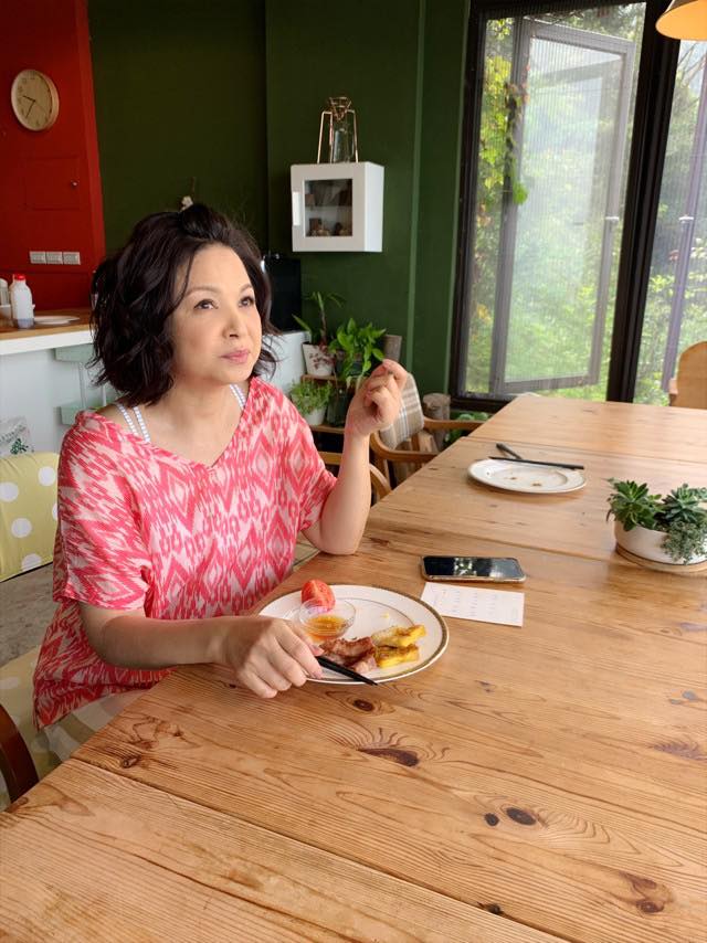 媽媽突倒下！楊貴媚「長照母親13年」好幾次躲房間偷哭　每天醒來多希望：這一切不是真的