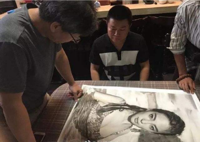 他用素描畫了一幅「水中張雨綺」被估價10萬，網友不解     冷軍：放大5倍看妙不可言
